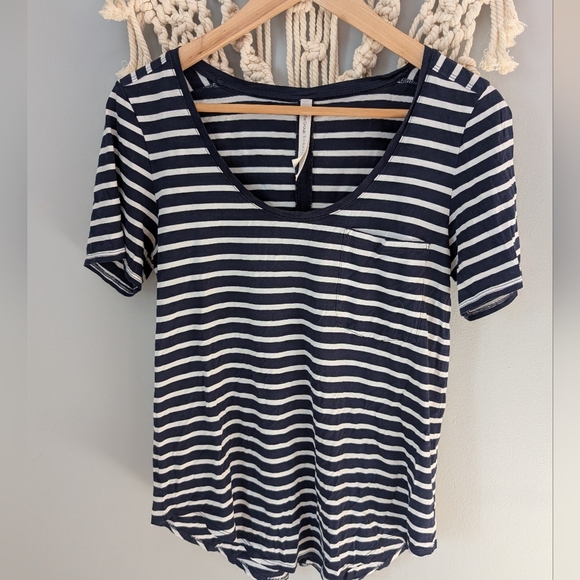 Group Babaton Navy White Striped Short Sleeve Tee Scoop Neck Round Hem Pocket - Picture 3 of 5